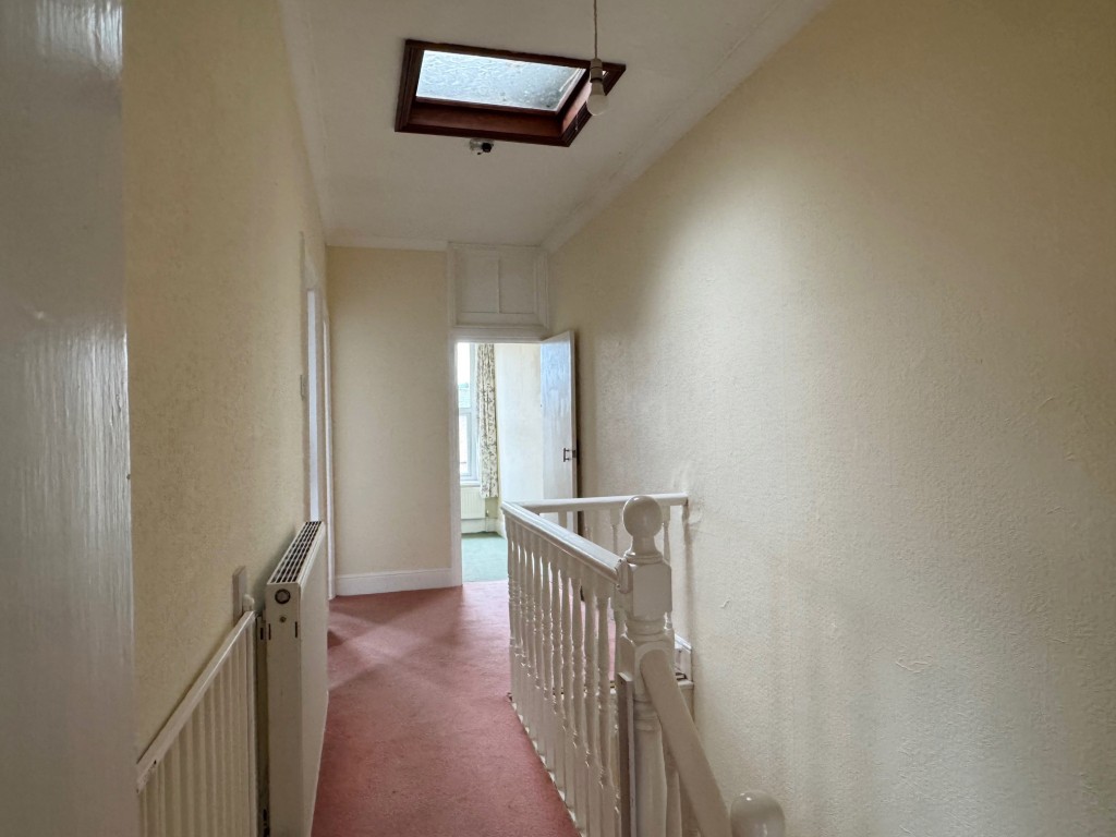 Lot: 165 - TWO-BEDROOM TOWN-CENTRE APARTMENT FOR INVESTMENT OR OCCUPATION - First Floor Landing